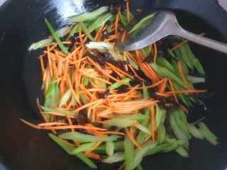 11、芹菜炒木耳,翻炒至断生