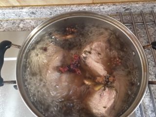 1、重庆烧白(味道回忆),肉块洗净,冷水开始煮,煮的时候放入花椒、姜片、盐、料酒,水开后小火煮20分钟,捞出晾一会儿