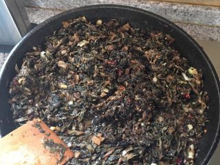 5、重庆烧白(味道回忆),用炸过猪皮的油放入辣椒姜片蒜花椒炒香后倒入洗净的梅干菜炒熟