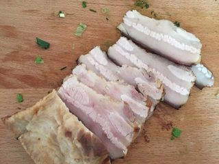 7、重庆烧白(味道回忆),经过速冻的肉块很容易切成薄片