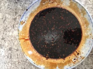 8、重庆烧白(味道回忆),用腌制猪皮染色时的老抽放入料酒、糖、姜末、酱油混合搅拌调成料汁,然后把切好的肉片放进去腌制一下即可