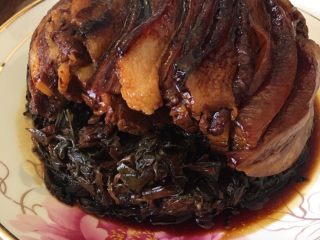 10、重庆烧白(味道回忆),蒸大概一个半小时即可,然后取出,在碗上扣一个彩盘,然后脸盘带碗快速的翻转过来,慢慢取走蒸碗,一盘重庆烧白即大功告成!