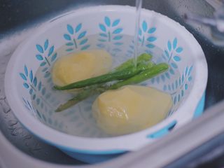 2、青椒香肠土豆片,土豆削皮～然后洗干净