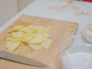 3、青椒香肠土豆片,土豆先对半切开，然后切片