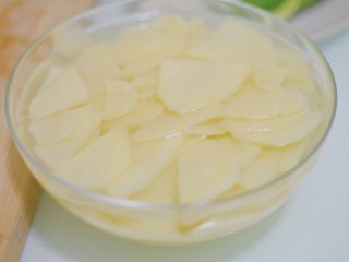 4、青椒香肠土豆片,然后泡在碗里～土豆淀粉多，泡泡没有那么容易粘锅