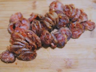 6、青椒香肠土豆片,然后香肠也切片～大小随意咯