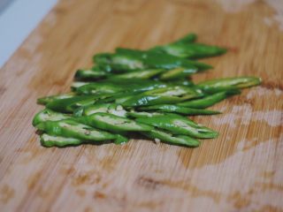 7、青椒香肠土豆片,二荆条切丝