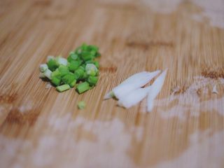 9、青椒香肠土豆片,葱头切滚刀，葱叶切末