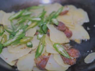 13、青椒香肠土豆片,等到香肠也出香味儿了倒入二荆条（喜欢辣椒的清香口感，所以最后放）