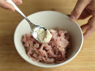 1、鱼香肉丝,将裕滨纯粮年猪里脊肉切成肉丝，加入料酒，淀粉、鸡粉拌匀，腌制10分钟；