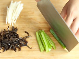 2、鱼香肉丝,冬笋、青椒、木耳分别洗净切丝；