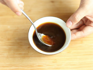 3、鱼香肉丝,小碗内放入盐、糖、酱油、香醋、淀粉搅拌均匀成调味汁；