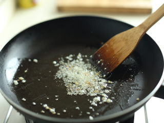 5、鱼香肉丝,锅内重新放入剩余的油，烧至五成熟，将姜末、蒜末爆香；