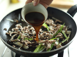 6、鱼香肉丝,放入肉丝、青椒丝、笋丝、木耳丝，大火翻炒2-3分钟至熟，最后淋入调味汁迅速翻炒均匀，待芡汁转浓后即可关火盛出。