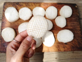 2、酱汁杏鲍菇,杏鲍菇洗净，切后5-7mm厚片，再打十字花刀（注意不要切段）。