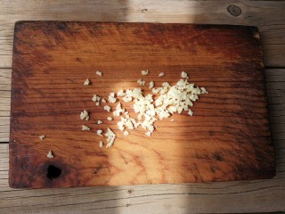 3、酱汁杏鲍菇,蒜去皮去蒂切成蒜末。