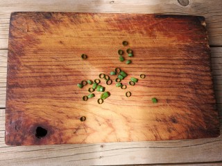 4、酱汁杏鲍菇,小葱取葱绿切圈备用。