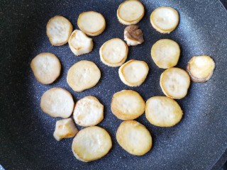 7、酱汁杏鲍菇,煎至一面金黄后翻面。