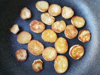 8、酱汁杏鲍菇,两面都煎至金黄后出锅备用。