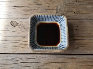 9、酱汁杏鲍菇,用蚝油，味极鲜酱油，白糖搅拌均匀调一碗酱汁。