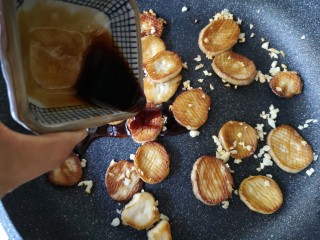 11、酱汁杏鲍菇,下入煎好的杏鲍菇，倒入调好的酱汁。