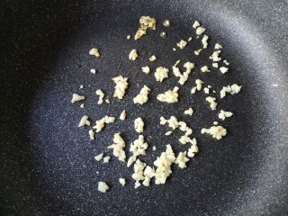 10、酱汁杏鲍菇,另起锅下少量的油，放入蒜末爆出香味。