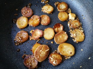 12、酱汁杏鲍菇,翻炒至每片杏鲍菇都沾上酱汁，关火出锅。