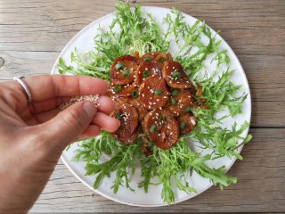 14、酱汁杏鲍菇,最后撒适量葱绿和白芝麻提香。