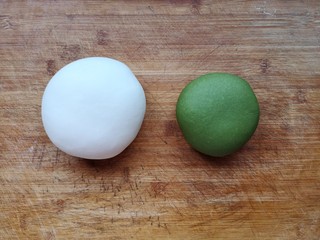 2、八宝百财蒸饺,揉成光滑面团。同样的方法用菠菜粉或者菠菜汁（如果用菠菜汁需要将菠菜洗净焯水去草酸后再榨汁）和成绿色面团。揉光，盖保鲜膜醒15-20分钟后再次揉光备用。