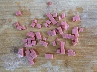 9、八宝百财蒸饺,火腿切小丁。