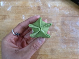 18、八宝百财蒸饺,将边缘捏起成五星状。