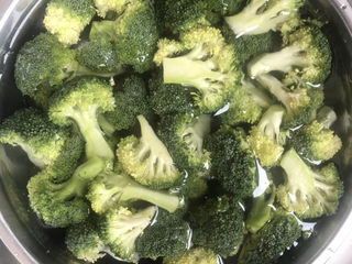 4、凉拌西兰花（减脂）,加入没过西兰花的水，搅拌一下，盐水浸泡10分钟，去除农药残留