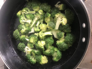 7、凉拌西兰花（减脂）,下入西兰花焯水1分钟捞出沥干水份