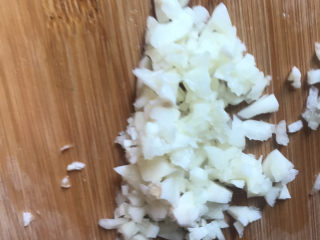 8、凉拌西兰花（减脂）,大蒜切末