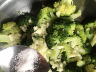 9、凉拌西兰花（减脂）,西兰花凉后，加入切好的蒜末，加入适量盐