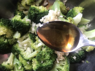 11、凉拌西兰花（减脂）,加入一勺香油