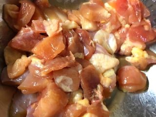 1、火爆麻辣土豆鸡,鸡腿肉 可以买去骨的 切成小块 备用 