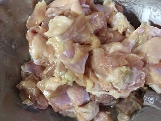4、火爆麻辣土豆鸡,在家少许料酒 除腥 继续揉捏 然后放置备用