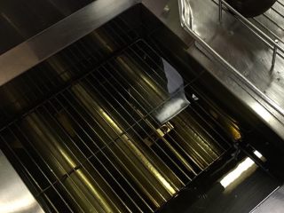 5、火爆麻辣土豆鸡,锅中加油 因为用的店里的油锅 宝贝们自家做的话 不用放太多油  可以莫过鸡肉的量就行