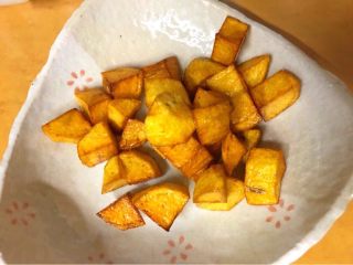 6、火爆麻辣土豆鸡,将切好的土豆块 放入油锅炸至金黄色捞出沥干