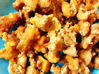 7、火爆麻辣土豆鸡,然后将调制好的鸡块 一颗一颗的放入油锅 过程小心油崩到自己  如果喜欢较脆一点的就多炸些时间 炸至金黄捞出控油