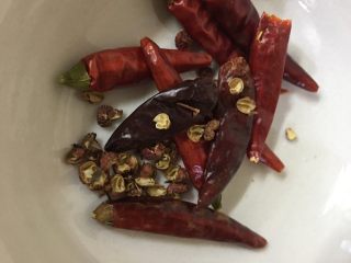 9、火爆麻辣土豆鸡,放入辣椒和花椒 一点小火 不然辣椒容易糊  翻炒一下