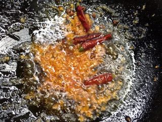 10、火爆麻辣土豆鸡,饭后放入蒜末  炒香