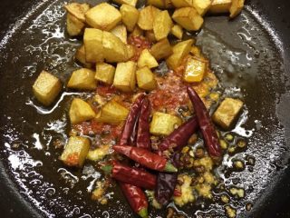 12、火爆麻辣土豆鸡,放入炸好土豆块翻炒 