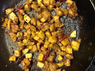 13、火爆麻辣土豆鸡,放入少许料酒 酱油少许 主要为了提鲜不宜太多 翻炒几次后 放入炸过的鸡块