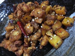 14、火爆麻辣土豆鸡,转大火 快速翻炒至变色  收汁 即可