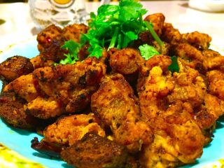 15、火爆麻辣土豆鸡,装盘 撒一点把芝麻 和香菜 收工