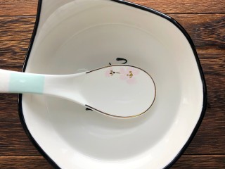 3、糖醋藕丁,调酱汁:半碗清水