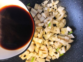 14、糖醋藕丁,淋上酱汁