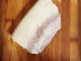 1、回锅肉,猪肉用水煮，生姜拍破连同花椒一起加进去可去腥。可适当加一点盐，这样煮出来的肉更好吃。